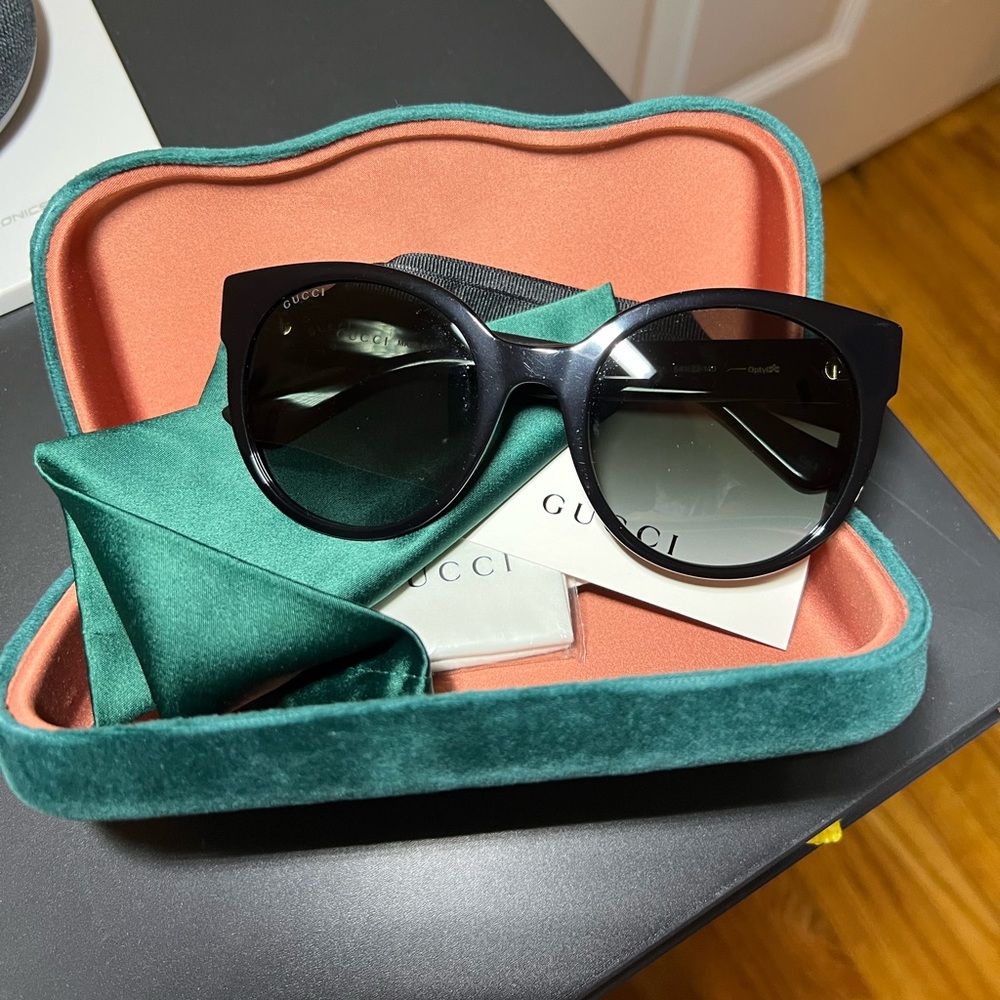 Gucci Sunglasses - flawed, pre-loved condition. - Picture 4 of 8